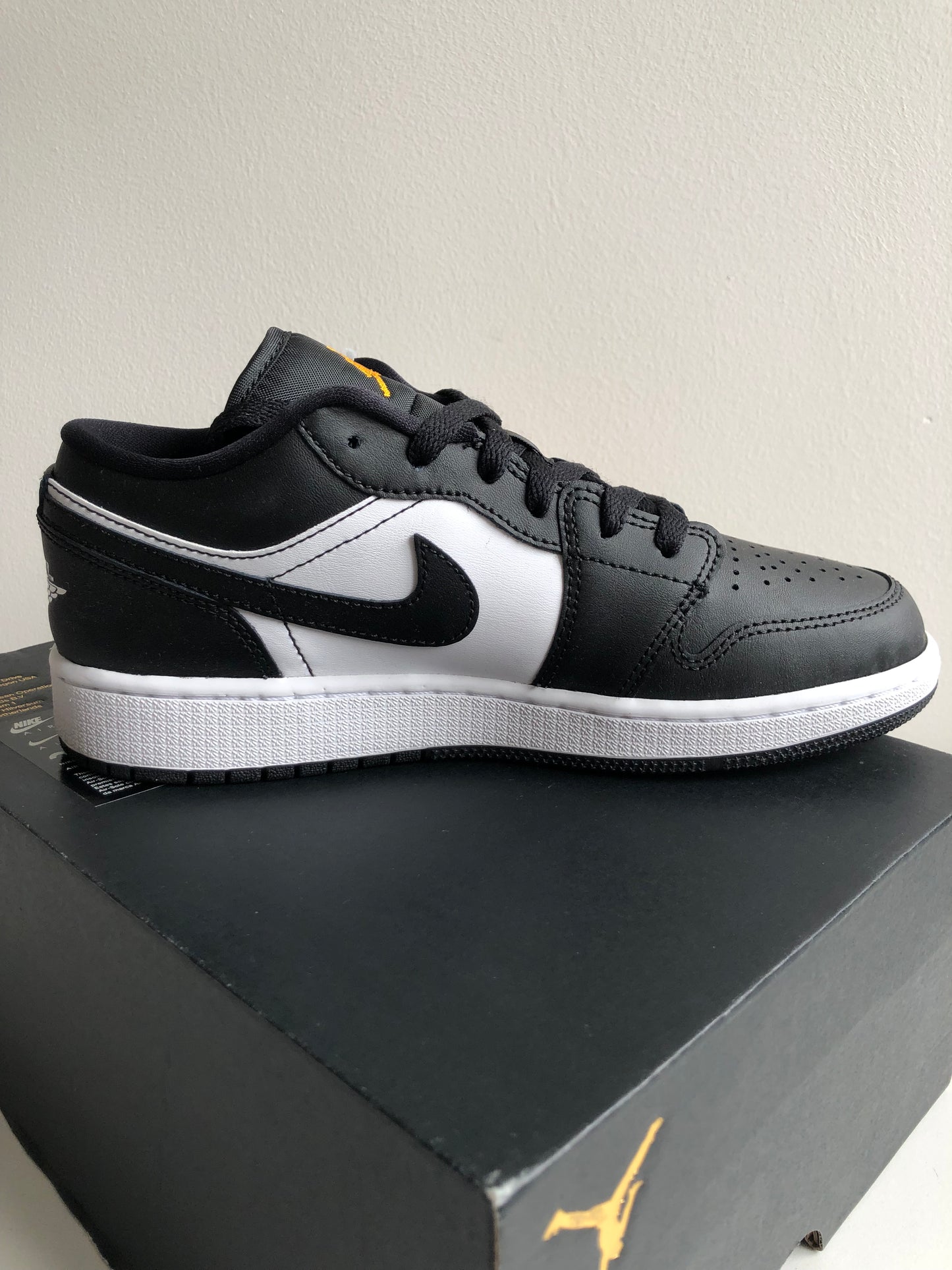 Nike air Jordan 1 Low (GS)       Maat 38,5